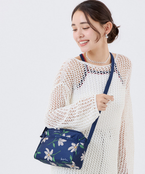 LeSportsac(レスポートサック)の「DANIELLA CROSSBODY フローラルブルームズネイビー(ショルダーバッグ・レディース・ブルー・FREE)」の1枚目の写真