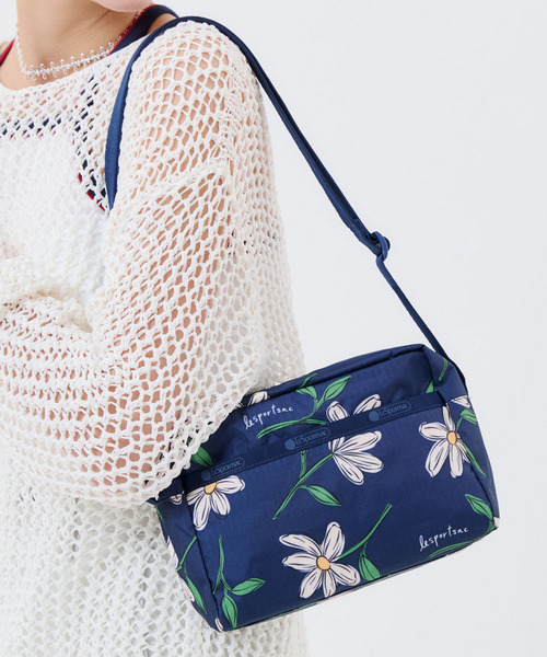 LeSportsac(レスポートサック)の「DANIELLA CROSSBODY フローラルブルームズネイビー(ショルダーバッグ・レディース・ブルー・FREE)」の2枚目の写真