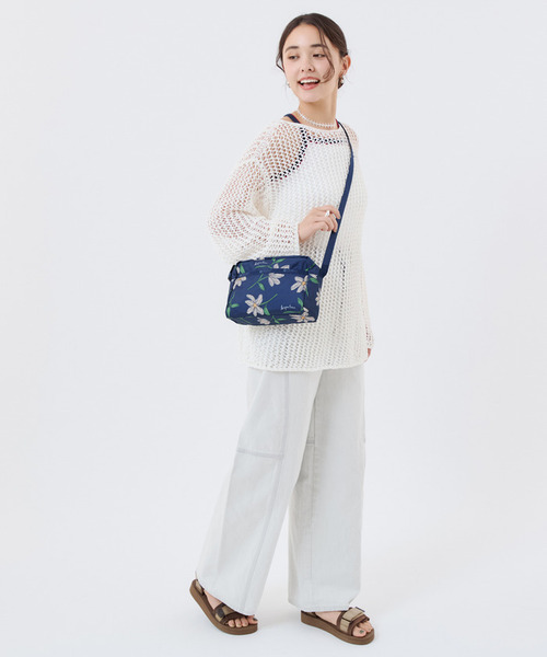 LeSportsac(レスポートサック)の「DANIELLA CROSSBODY フローラルブルームズネイビー(ショルダーバッグ・レディース・ブルー・FREE)」の3枚目の写真