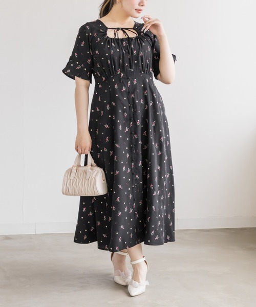 CLETTE(クレット)の「オープンネックフラワーワンピース(ワンピース・レディース・ブラウン/ブラック・3L/4L/LL)」の2枚目の写真