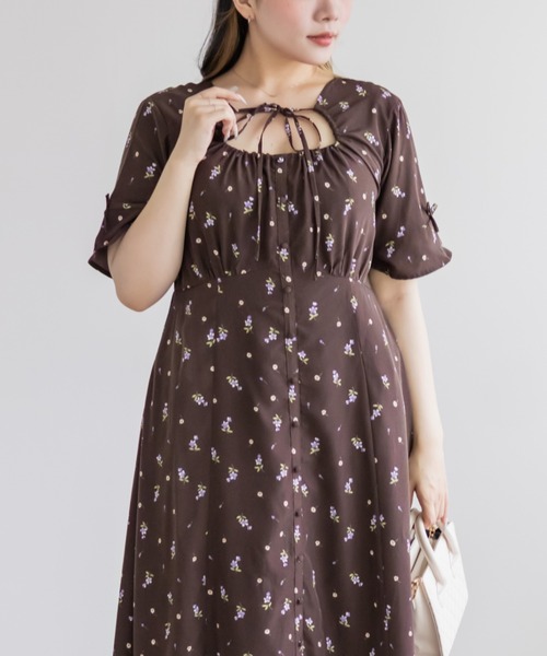 CLETTE(クレット)の「オープンネックフラワーワンピース(ワンピース・レディース・ブラウン/ブラック・3L/4L/LL)」の9枚目の写真
