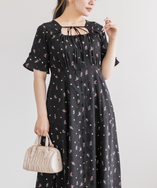 CLETTE(クレット)の「オープンネックフラワーワンピース(ワンピース・レディース・ブラウン/ブラック・3L/4L/LL)」の3枚目の写真