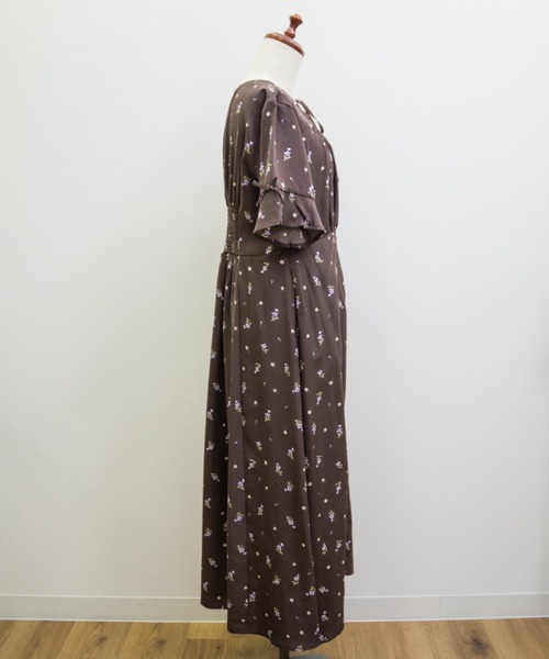 CLETTE(クレット)の「オープンネックフラワーワンピース(ワンピース・レディース・ブラウン/ブラック・3L/4L/LL)」の14枚目の写真
