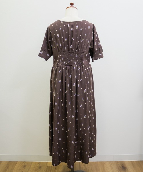 CLETTE(クレット)の「オープンネックフラワーワンピース(ワンピース・レディース・ブラウン/ブラック・3L/4L/LL)」の15枚目の写真