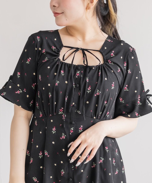 CLETTE(クレット)の「オープンネックフラワーワンピース(ワンピース・レディース・ブラウン/ブラック・3L/4L/LL)」の5枚目の写真
