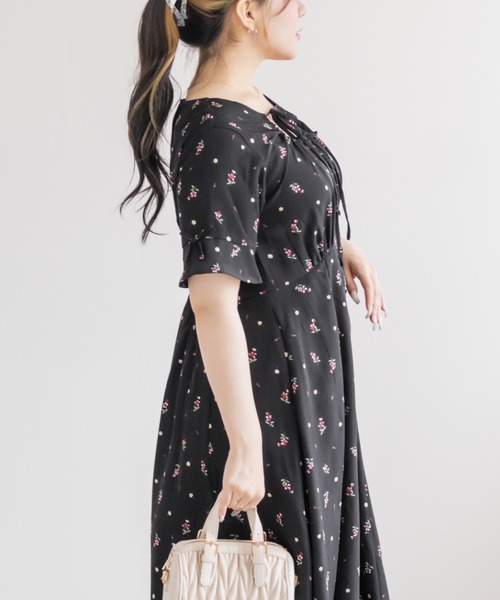 CLETTE(クレット)の「オープンネックフラワーワンピース(ワンピース・レディース・ブラウン/ブラック・3L/4L/LL)」の4枚目の写真