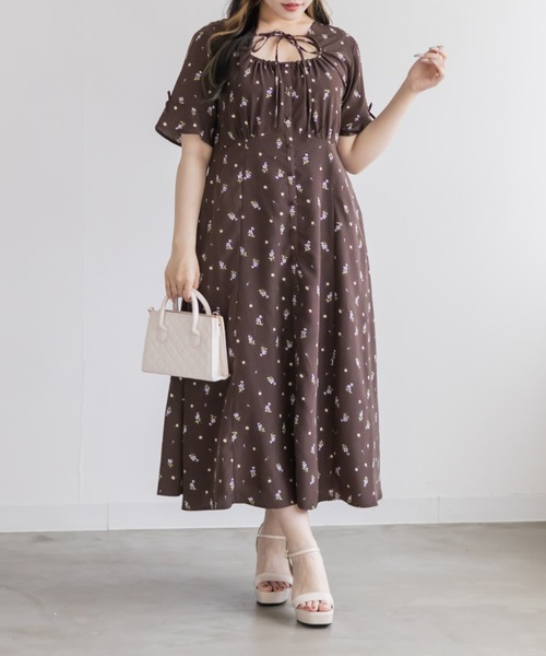 CLETTE(クレット)の「オープンネックフラワーワンピース(ワンピース・レディース・ブラウン/ブラック・3L/4L/LL)」の10枚目の写真