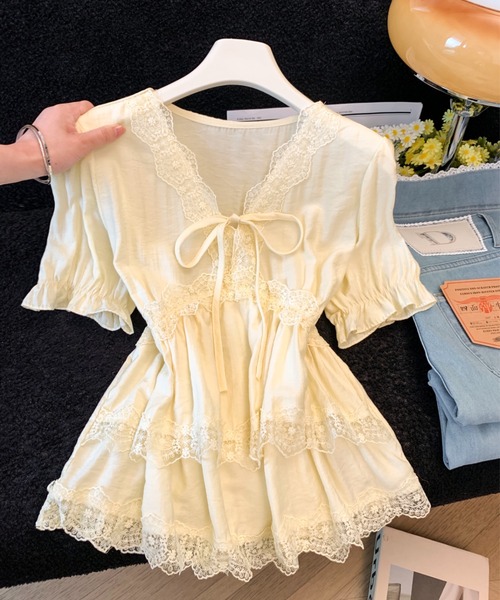 LUCPY(ラクピー)の「レースリボンシャーリングペプラムブラウス(シャツ/ブラウス・レディース・ブルー/イエロー・MEDIUM/SMALL/LARGE)」の2枚目の写真