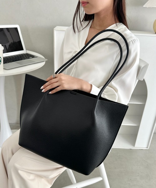 wears(ウェアーズ)の「【A4収納可・ポーチ付き】大容量シンプルPUトートバッグ 通勤・通学(トートバッグ・レディース・ベージュ/ブラック・FREE)」の1枚目の写真