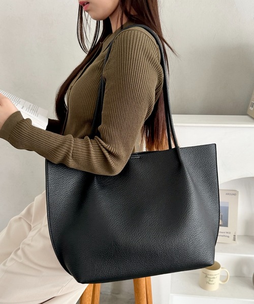 wears(ウェアーズ)の「【A4収納可・ポーチ付き】大容量シンプルPUトートバッグ 通勤・通学(トートバッグ・レディース・ベージュ/ブラック・FREE)」の17枚目の写真