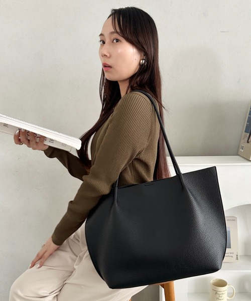 wears(ウェアーズ)の「【A4収納可・ポーチ付き】大容量シンプルPUトートバッグ 通勤・通学(トートバッグ・レディース・ベージュ/ブラック・FREE)」の18枚目の写真