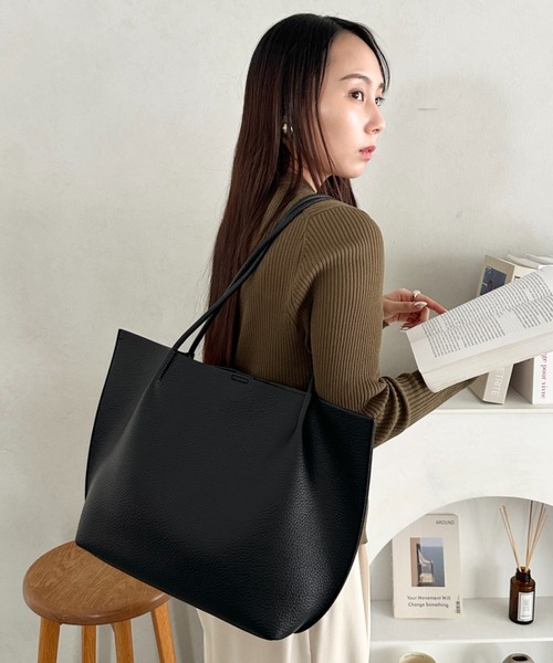 wears(ウェアーズ)の「【A4収納可・ポーチ付き】大容量シンプルPUトートバッグ 通勤・通学(トートバッグ・レディース・ベージュ/ブラック・FREE)」の19枚目の写真