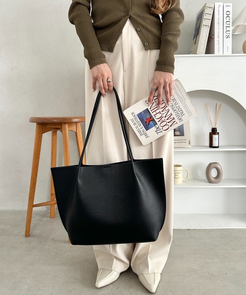 wears(ウェアーズ)の「【A4収納可・ポーチ付き】大容量シンプルPUトートバッグ 通勤・通学(トートバッグ・レディース・ベージュ/ブラック・FREE)」の22枚目の写真