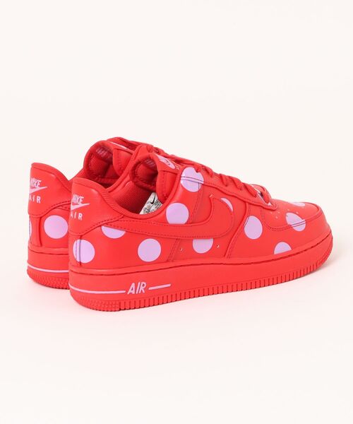 NIKE(ナイキ)の「NIKE WMNS AIR FORCE 1 07 IR8647-600(スニーカー・レディース・レッド・25cm/24.5cm/24cm/23.5cm)」の2枚目の写真
