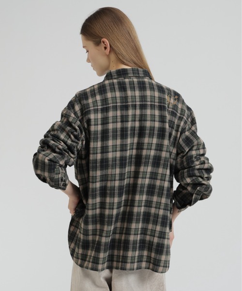 AVIREX（アヴィレックス）の「CHEMICAL WASH CHECK SHIRTS（シャツ/ブラウス・レディース・ベージュ/ライトブラウン/オフホワイト・F）」の6枚目の写真