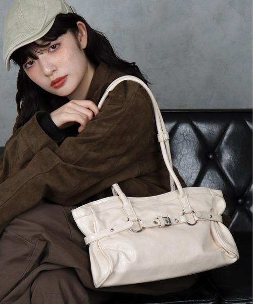 BARELY BLUE(ベアリーブルー)の「【 BARELY BLUE / ベアリーブルー 】 バックル ベルト ロング ハンドル ショルダーバッグ(ハンドバッグ・レディース・ワインレッド/ブラック/アイボリー/ブラウン・FREE)」の2枚目の写真