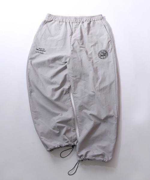Mark Gonzales(マーク・ゴンザレス)の「MARK GONZALES ARTWORK COLLECTION/マークゴンザレス 別注 ワンポイント刺繍 ブロークコア ナイロパンツ トラックパンツ イージーパンツ(その他パンツ・メンズ・ブラック系その他/グレー系その他/ブルー系その他/ネイビー/ライトグレー/ブラック・L/XL/M)」の3枚目の写真