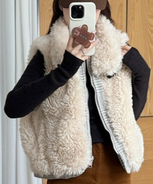 NANEA(ナネア)の「ボア襟付きベスト(その他アウター・レディース・アイボリー/ブラウン・MEDIUM/LARGE)」の3枚目の写真