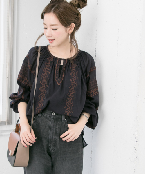 URBAN RESEARCH(アーバンリサーチ)の「india刺繍チュニックブラウス(シャツ/ブラウス・レディース・オフホワイト/ネイビー・FREE)」の2枚目の写真