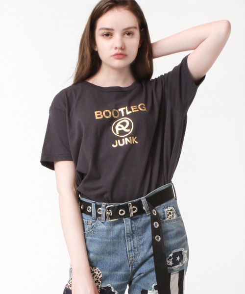 RNA(アールエヌエー)の「M0780 BOOTLEG JUNK Tシャツ(Tシャツ/カットソー・レディース・ホワイト/ブラック/ダークベージュ・MEDIUM)」の2枚目の写真