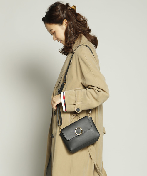 PLAIN CLOTHING（プレーンクロージング）の「フロントサークルショルダーバッグ【PLAIN CLOTHING】（ショルダーバッグ・レディース・ベージュ/ピンク/キャメル/ライトグレー/ブラック/ワイン・FREE）」の2枚目の写真