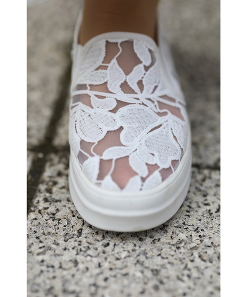 透けるレースのエレガントな花柄レーススリッポン（スリッポン