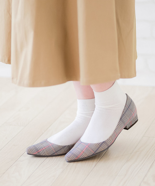 menue(メヌエ)の「ポインテッドトゥ ローヒール パンプス ver.(パンプス・レディース・ブラック/ライトグレー/ブルー/ダークベージュ/チェック・21.5cm/22.5cm/23.0cm/23.5cm/24.0cm/24.5cm/25.0cm/25.5cm/26.0cm/22.0cm)」の6枚目の写真