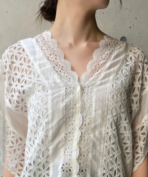 CAPRICIEUX LE'MAGE（カプリシューレマージュ）の「パッチワークレースポンチョブラウス（シャツ/ブラウス・レディース・ブラック/オフホワイト・FREE）」の3枚目の写真