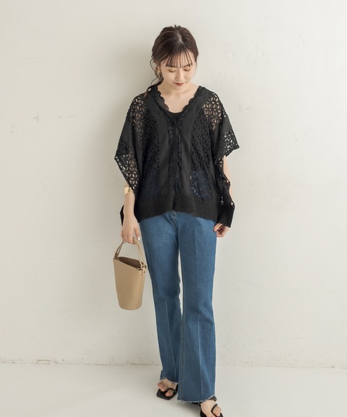 CAPRICIEUX LE'MAGE（カプリシューレマージュ）の「パッチワークレースポンチョブラウス（シャツ/ブラウス・レディース・ブラック/オフホワイト・FREE）」の4枚目の写真