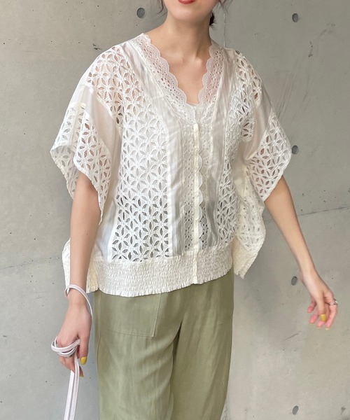 CAPRICIEUX LE'MAGE（カプリシューレマージュ）の「パッチワークレースポンチョブラウス（シャツ/ブラウス・レディース・ブラック/オフホワイト・FREE）」の7枚目の写真