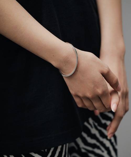 PBLIM（ページボーイリム）の「【PAGEBOYLIM】メタルバングル（ブレスレット・レディース・シルバー・FREE）」の3枚目の写真