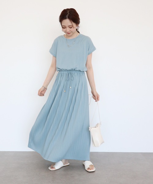 AMERICAN HOLIC(アメリカンホリック)の「プリーツカットワンピース(ワンピース・レディース・ブラック/サックスブルー/アイボリー/モカ・FREE)」の4枚目の写真