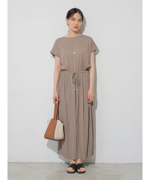 AMERICAN HOLIC(アメリカンホリック)の「プリーツカットワンピース(ワンピース・レディース・ブラック/サックスブルー/アイボリー/モカ・FREE)」の5枚目の写真