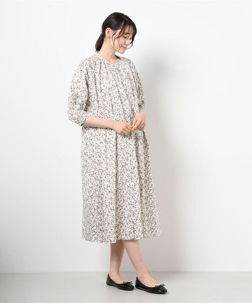 Samansa Mos2（サマンサ モスモス）の「綿レーヨン花プリントワンピース（ワンピース・レディース・キナリ/ブラック/グレー・ﾌﾘ-）」の6枚目の写真