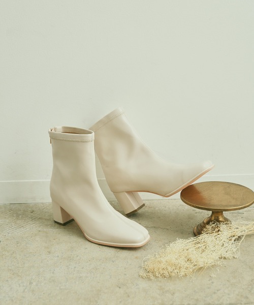 Juze(ジュゼ)の「柔らかく足にフィット。スクエアトゥストレッチブーツ(ブーツ・レディース・オフホワイト/ベージュ系その他2/ブラック/ブラウン/ベージュ系その他・LL/L/M/S)」の2枚目の写真