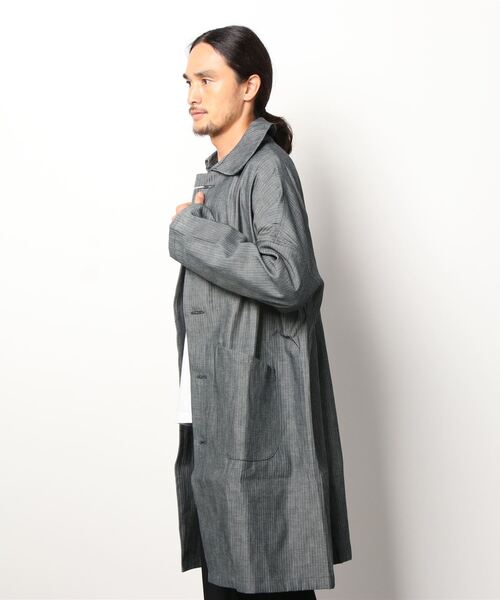 Yarmo（ヤーモ）の「[ Yarmo×OMNIGOD ] 別注 インディゴヘリンボーン ダスターコート（ステンカラーコート・メンズ・グレー系その他・M/L）」の2枚目の写真
