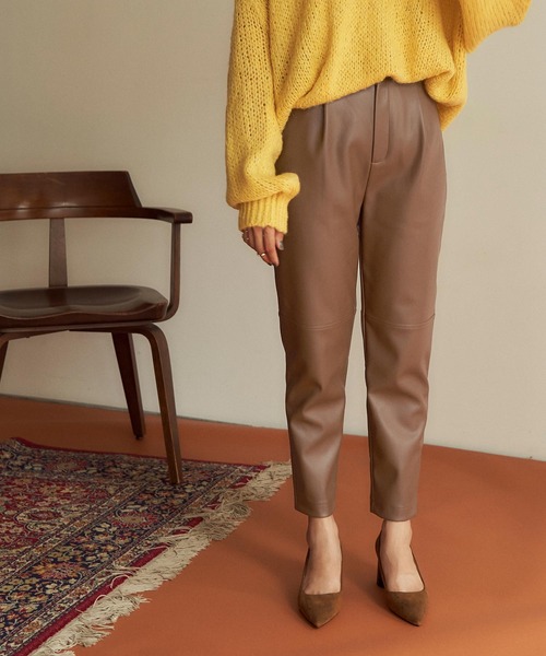 titivate（ティティベイト）の「フェイクレザーテーパードパンツ（その他パンツ・レディース・アイボリー/キャメル/ライトグリーン/ブラウン/イエロー・M/L/S）」の3枚目の写真