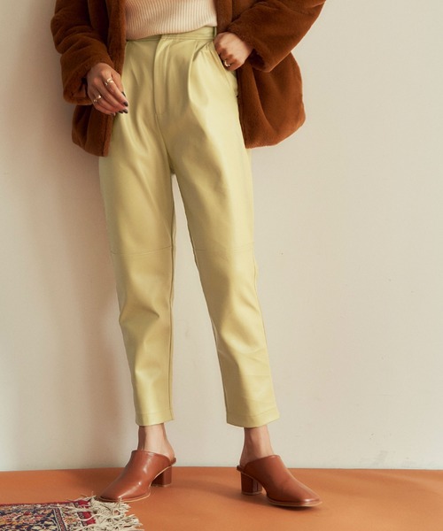 titivate（ティティベイト）の「フェイクレザーテーパードパンツ（その他パンツ・レディース・アイボリー/キャメル/ライトグリーン/ブラウン/イエロー・M/L/S）」の5枚目の写真