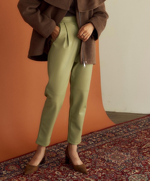 titivate（ティティベイト）の「フェイクレザーテーパードパンツ（その他パンツ・レディース・アイボリー/キャメル/ライトグリーン/ブラウン/イエロー・M/L/S）」の4枚目の写真