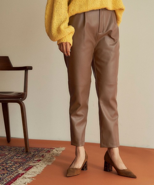 titivate（ティティベイト）の「フェイクレザーテーパードパンツ（その他パンツ・レディース・アイボリー/キャメル/ライトグリーン/ブラウン/イエロー・M/L/S）」の17枚目の写真