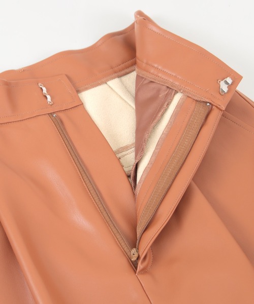 titivate（ティティベイト）の「フェイクレザーテーパードパンツ（その他パンツ・レディース・アイボリー/キャメル/ライトグリーン/ブラウン/イエロー・M/L/S）」の11枚目の写真