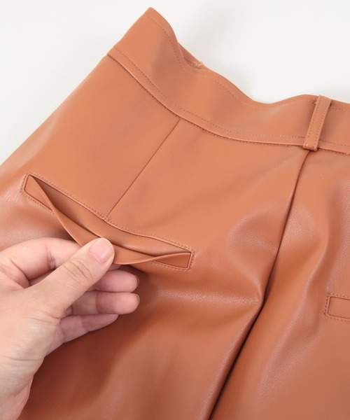 titivate（ティティベイト）の「フェイクレザーテーパードパンツ（その他パンツ・レディース・アイボリー/キャメル/ライトグリーン/ブラウン/イエロー・M/L/S）」の8枚目の写真