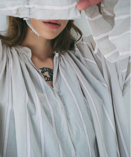 UNFIL(アンフィル)の「unfil アンフィル / striped cotton-voile gathered dress ストライプ コットンボイル ギャザードレス ボリュームスリーブ ワンピース / WWSP-UW132(ワンピース・レディース・ライトグレー/キナリ・1)」の15枚目の写真