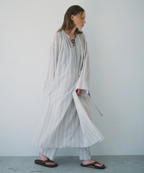 UNFIL(アンフィル)の「unfil アンフィル / striped cotton-voile gathered dress ストライプ コットンボイル ギャザードレス ボリュームスリーブ ワンピース / WWSP-UW132(ワンピース・レディース・ライトグレー/キナリ・1)」の13枚目の写真