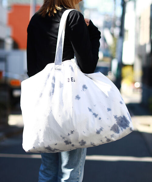 bpr BEAMS（ビーピーアール ビームス ）の「BEAMS / タイダイ 2WAY マーケット トートバッグ（トートバッグ・メンズ・グレー/ピンク/イエロー/オレンジ/ブルー・ONE SIZE）」の2枚目の写真