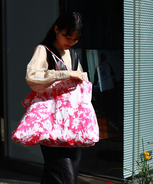 bpr BEAMS（ビーピーアール ビームス ）の「BEAMS / タイダイ 2WAY マーケット トートバッグ（トートバッグ・メンズ・グレー/ピンク/イエロー/オレンジ/ブルー・ONE SIZE）」の4枚目の写真