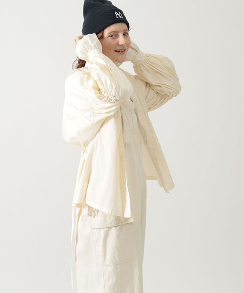 BEAMS BOY(ビームスボーイ)の「BEAMS BOY / コットン ブロード ギャザー スモック(シャツ/ブラウス・レディース・ナチュラル/レッド系その他2・ONE SIZE)」の3枚目の写真