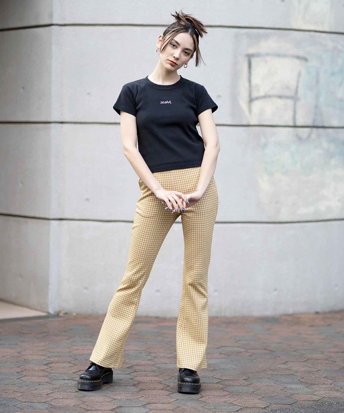 X-girl（エックスガール）の「EMBROIDERED MILLS LOGO S/S BABY TEE/ミルズロゴ刺繍　チビT（Tシャツ/カットソー・レディース・ホワイト/ブラック/マルチ・S/M）」の15枚目の写真