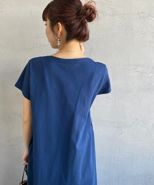CHUMS（チャムス）の「[CHUMS/チャムス] チャムスロゴプリント Tシャツワンピース（ワンピース・レディース・ネイビー/ホワイト×ネイビー・M）」の5枚目の写真