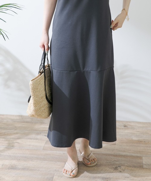 URBAN RESEARCH Sonny Label(アーバンリサーチサニーレーベル)の「マーメイドラインカットワンピース(ワンピース・レディース・チャコールグレー/ブラック/ブラウン・FREE)」の6枚目の写真
